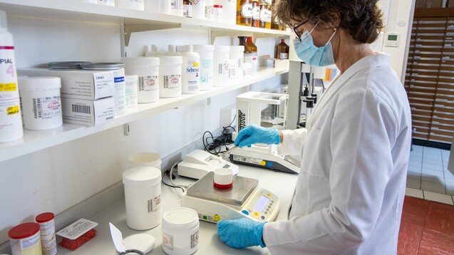 Die Qualitätskontrolle über Testrezepturen hat in Bayern die vorher üblichen Rezeptur-Testkäufe abgelöst. (Foto: Schelbert / DAZ)