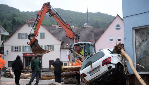 In Braunsbach sind durch heftigen Regen zwei kleine Bäche über die Ufer getreten, Häuser und Autos wurden beschädigt. (Foto: dpa / picture alliance)