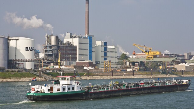 In Ludwigshafen am Rhein befindet sich die größte Produktionsstätte des Chemiekonzerns BASF, hier kann derzeit wegen Dürre und Hitze nur eingeschränkt produziert werden. Welche Stoffe sind betroffen? (Foto: Imago)