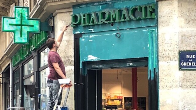Die französische Wettbewerbsbehörde hält die Apothekenlandschaft in Frankreich für „renovierungsbedürftig“ und plant nicht nur die Erneuerung der Fassade, wie hier an einer Pariser Apotheke. (Foto: cel)