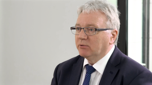 Mathias Arnold, Vizepräsident der ABDA – Bundesvereinigung Deutscher Apothekerverbände ( r / Screenshot: youtube)&nbsp;
