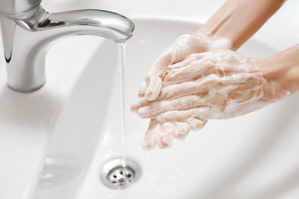 Hautärzte raten zu Desinfektionsmitteln plus Handpflege statt Seife