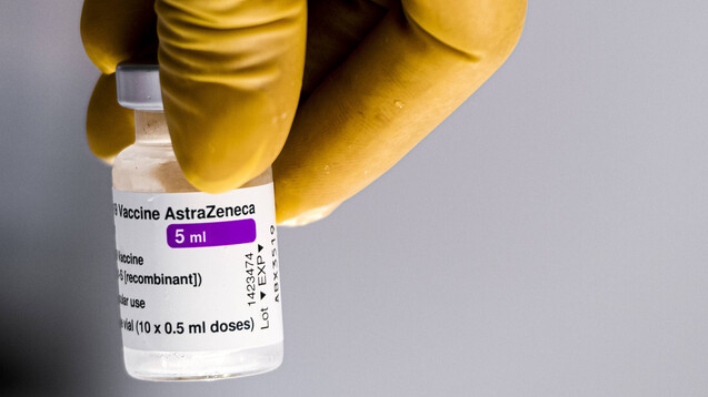 Erneut verschickt AstraZeneca einen Rote-Hand-Brief zu Vaxzevria. Der COVID-19-Impfstoff darf nicht mehr bei Personen geimpft werden, die in der Anamnese ein Capillary-Leak-Syndrom haben. (Foto: IMAGO / Antonio Balasco)