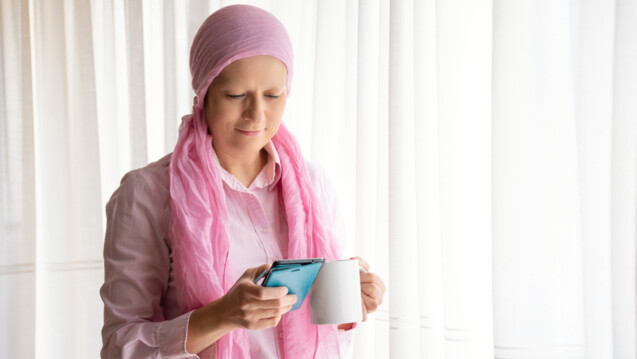 Die App Cankado Pro-React Onco soll Patient:innen mit Brustkrebs unterstützen. Aktuell ist sie nicht mehr erstattungsfähig. (Foto: AdobeStock / Enrique Micaelo)