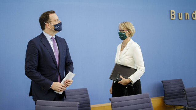 Bundesgesundheitsminister Jens Spahn und Bundesforschungsministerin Anja Karliczek erwarten von &nbsp;einem Corona-Impfstoff, dass sein Nutzen höher ist als seine Risiken. (imago images / photothek)