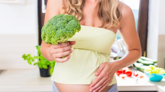 Wollen sich Schwangere rein pflanzlich ernähren, kann die Apotheke unter Umständen helfen. (Foto: Kzenon / Fotolia)