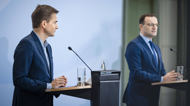 Bundesgesundheitsminister Jens Spahn (rechts) und Philipp Justus, Vice President Google Zentral-Europa, bei der Bekanntgabe ihrer Kooperation am vergangenen Mittwoch.&nbsp;(p / Foto: imago images / photothek)
