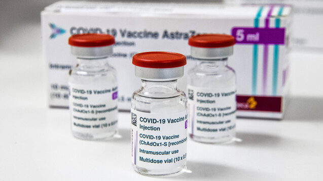 Wer jünger ist als 60 Jahre und bereits eine Erstimpfung mit dem COVID-19-Impfstoff von AstraZeneca erhalten hat, soll bei der Zweitimpfung auf ein mRNA-Präparat ausweichen können. (Foto: IMAGO / TT)