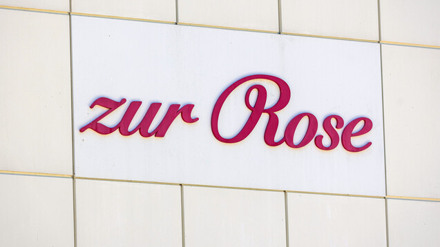 2022 brachen bei Zur Rose in vielen Regionen die Umsätze ein, vor allem im vierten Quartal. Auch die Zahl der Kunden entwickelte sich negativ.&nbsp; (Foto: IMAGO / Andreas Haas)