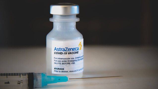 Der Impfstoff von AstraZeneca soll nach den ersten Studiendaten im Mittel einen 70-prozentigen Schutz vor COVID-19 bieten. (c / Foto: imago images / Hans Lucas)