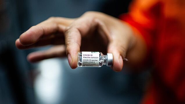 Der Hersteller Janssen ruft eine Charge seines COVID-19-Impfstoffs zurück. (Foto: IMAGO / NurPhoto)