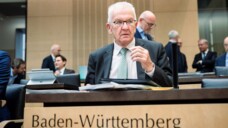 Baden-Württembergs Ministerpräsident Winfried Kretschmann hat im Bundesrat einen Antrag eingereicht, der die Regierung zu mehr Aktion gegen Engpässe auffordert. (Foto: imago images / Political-Moments)