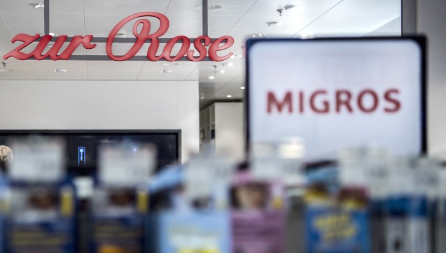 In der Schweiz kooperieren Krankenkassen mit der Versandapotheke Zur Rose und der Supermarktkette Migros. (Foto: dpa)
