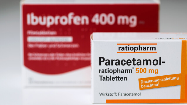 Ab neun Jahren sollte Ibuprofen- oder Paracetamol-Saft ausschließlich auf Rezept abgegeben werden. Teilbare Ibuprofen-Tabletten können Kinder ab sechs Jahren einnehmen. (b/Foto: Tobias Arhelger / AdobeStock)
