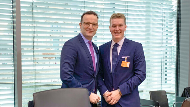 Bundesgesundheitsminister Jens Spahn (CDU) und der Pharmaziestudent Benedikt Bühler haben sich am heutigen Montag im Petitionsausschuss des Bundestages über den Arzneimittel-Versandhandel ausgetauscht. (b/Foto: ptaheute.de)