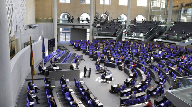 Der Bundestag hat im Eilverfahren und in einer Rumpfbesetzung am gestrigen Mittwoch ein Gesetz zum Schutz der Bevölkerung in einer epidemischen Lage beschlossen. (s / Foto: imago images / Schicke)