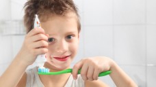Altersgerechte Zahnpflege: Kinderzahnpasta enthält weniger Fluorid. (Foto: sabine hürdler / Fotolia)