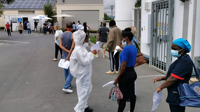 Menschen warten auf den COVID-19-Test in Johannesburg, Südafrika, 2. Februar 2021. Südafrika meldete am Sonntag 4.525 neue Coronavirus-Fälle in den letzten 24 Stunden. Das Gesundheitsamt des Landes berichtete, dass die nationale Zahl auf 1.453.761 gestiegen ist. (Foto: IMAGO / Xinhua)