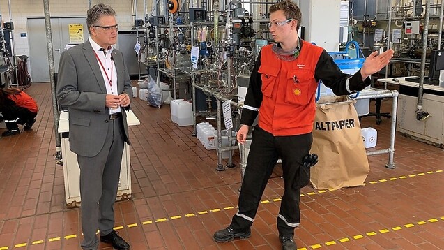Der angehende Chemikant Sebastian Kuhl (r.) erklärt Bürgermeister Erwin Esser (SPD) die Desinfektionsmittelproduktion im Bildungszentrum der Shell Rheinland Raffinerie. ( r / Foto: Shell)