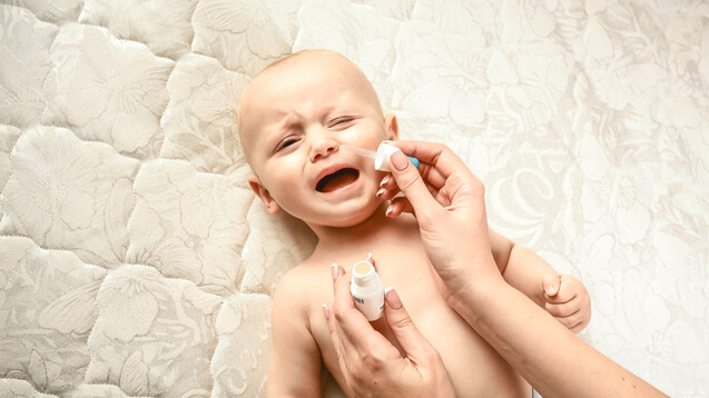 Die AMK weist auf mögliche Medikationsfehler bei Otriven Säuglingsnasentropfen hin. Die Pipette birgt die Gefahr von Überdosierungen. ( r / Foto:&nbsp;Надія Коваль / stock.adobe.com)