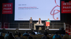 Von links: Dr. Andreas S. Ziegler, Apothekerin Nadine Metzger&nbsp;und Dr. Iris Milek vom Deutschen Apotheker Verlag bei der Eröffnung des zweiten INTERPHARM-Tags in Göttingen. (Foto: Schelbert)