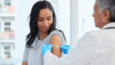 Auch in diesem Jahr wird wieder gegen Grippe geimpft. Welcher Impfstoff ist für wen der richtige? (Foto: Mia B/peopleimages.com/AdobeStock)