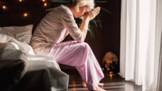 Neben Hitzewallungen und Schweißausbrüchen können Schlafstörungen, Niedergeschlagenheit, vaginale Trockenheit und verminderte Libido die Wechseljahre begleiten. (Symbolfoto: Tatyana Gladskih / AdobeStock)