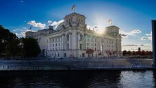 Der Gesundheitsausschuss des Bundestages hört heute Expertinnen und Experten zum Krankenhauspflegeentlastungsgesetz an. (b/Foto: IMAGO / Political-Moments)