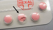 Eine fehlerhafte Filmtablette von Mona Hexal® 2 mg/0,03 mg, 6x21 Filmtabletten mit der Charge GX1830. (Foto: AMK)