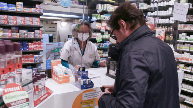 Per Dekret könnte das französische Gesundheitsministerium den Weg frei machen für Corona-Tests in den Apotheken des Landes. Doch der Minister zögert noch. (x / Foto: imago images / Lucas)