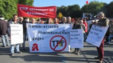 Pharmazeuten bei der Demo im vergangenen Jahr in Berlin: Was folgt mit TTIP für Apotheken? (Bild: VdPP)