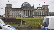 Im Bundestag wurde über die Impfpflicht diskutiert, draußen gab es Proteste gegen eine solche. (Foto: IMAGO / A. Friedrichs)