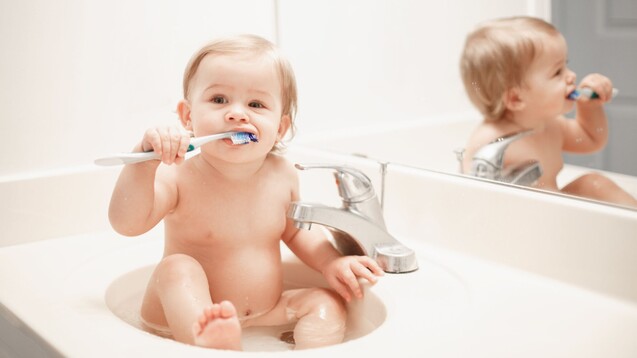 Karies besser mit Fluoridtabletten oder mit fluoridhaltiger Zahnpasta vorbeugen? Darüber streiten sich Kinder- und Zahnärzte. Dass eine Kariesprophylaxe bei Babys indiziert ist, ist unstrittig. Ökotest hat sich neun fluoridhaltige Arzneimittel angeschaut. (s / Foto: anoushkatoronto / stock.adobe.com)