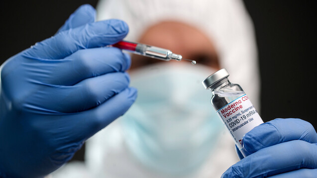 Wie viele Impfdosen sind in einem Vial Spikevax? (s / Foto: IMAGO / Pixsell)