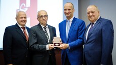 Dr. Rainer Bienfait (2. v.l.) hat die Hans-Meyer-Medaille erhalten. Mit dabei waren (v.l.n.r.) Dr. Andreas Kiefer, Friedemann Schmidt und Fritz Becker. (Foto: ABDA)
