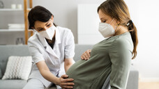 Ärzt:innen sollten sich nachteiliger Folgen bei Schwangeren, die von COVID-19 betroffen sind, bewusst sein und wirksame Strategien zur Vorbeugung oder Verringerung von Risiken für Patientinnen und Feten anwenden. (Foto: Andrey Popov / stock.adobe.com)