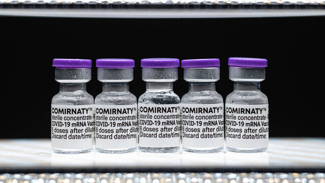 Mindestens 17 Vials Comirnaty sollen Betriebsärzt:innen zum Impfstart bekommen. (c / Foto: IMAGO / Beautiful Sports)
