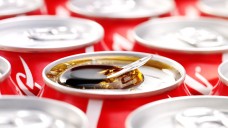 Coca-Cola versucht über das Sponsoring von den Problemen seiner Softdrinks abzulenken, so Foodwatch. (Foto: eddaphoto.pl / Fotolia)