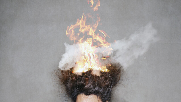 Bei manchen Läusemitteln wird vor offenen Flammen gewarnt. (c / Foto: TravelPhotography / stock.adobe.com)