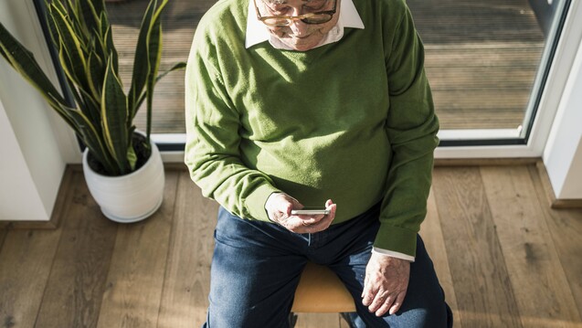 Die iPROGNOSIS App wird
derzeit in vier Ländern, darunter auch in Deutschland in einer Studie erprobt. Sie soll Parkinson-Patienten bei der Früherkennung und Begleitung helfen. (Foto: Imago)