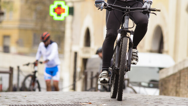 Druckstellen und Reibung können auf einer Fahrradtour zu einem Apothekenbesuch bewegen. (x / Foto: asferico / stock.adobe.com)