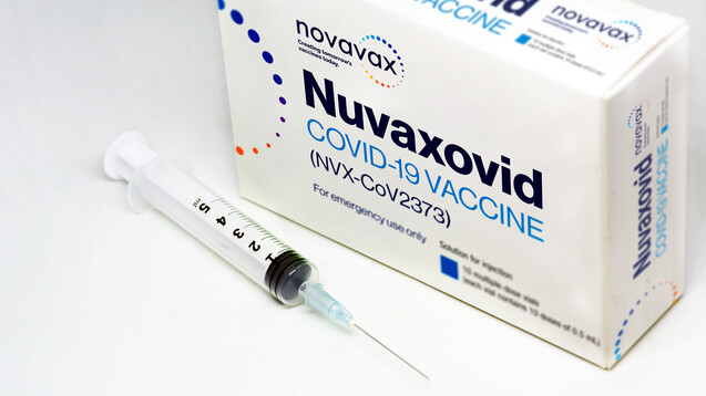 In einigen wenigen Bundesländern soll Nuvaxovid bereits kommende Woche über die Apotheken an Arztpraxen ausgeliefert werden. (c / Foto: rarrarorro / AdobeStock)