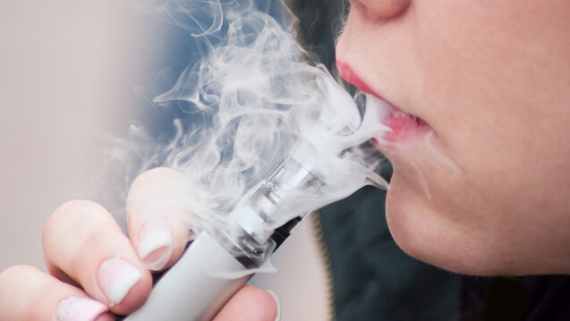 Wissenschaftler sind sich nicht einig, ob das Rauchen einer E-Zigarette wirklich bei der Tabakentwöhnung hilft. Es fehlen eindeutige Studien darüber, ob der dauerhafte Konsum der E-Zigarette sicherer ist als der von Tabakprodukten. (Foto: pixarno / stock.adobe.com)