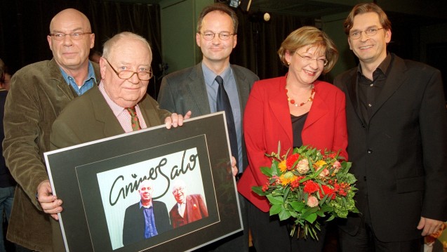 Die Talkshow "Grüner Salon" vom 17.11.2003: Andrea Fischer mit Markus Föderl (M.),Heinz Eggert (l.) und Erich Böhme (2.v.l.), sowie Claus Strunz (Foto: © dpa - Fotoreport)
