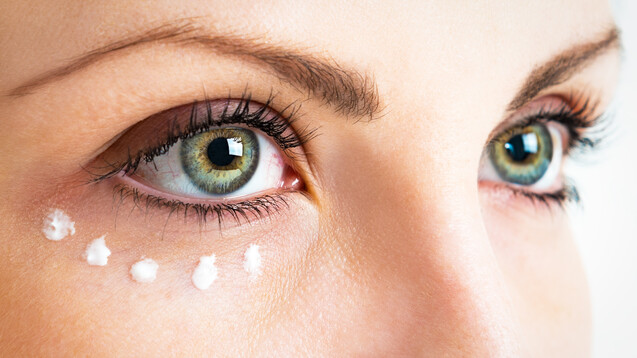 Sind Augencremes mit ausgelobter Anti-Falten-Wirkung sinnvoll oder letztlich nicht besser als eine gewöhnliche Gesichtscreme? Ökotest ging dem nach. (Foto: pavelkriuchkov / AdobeStock)