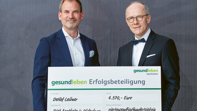 Der Inhaber der Diek Apotheke in Oldenburg Detlef Leibner (rechts im Bild, hier mit Andreas Thiede, Gehe-Geschäftsführer Marketing und Vertrieb) freut sich über die Auszahlung über 4570 Euro. (s / Foto: www.nielinger.de)
