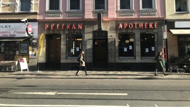 Für die alteingesessene Pelikan Apotheke in
Düsseldorf kann unter Erfüllung verschiedener Bedingungen des Gesundheitsamtes
Düsseldorf trotz fehlender Barrierefreiheit eine Betriebserlaubnis beantragt
werden.( r / Foto: D. Knell)