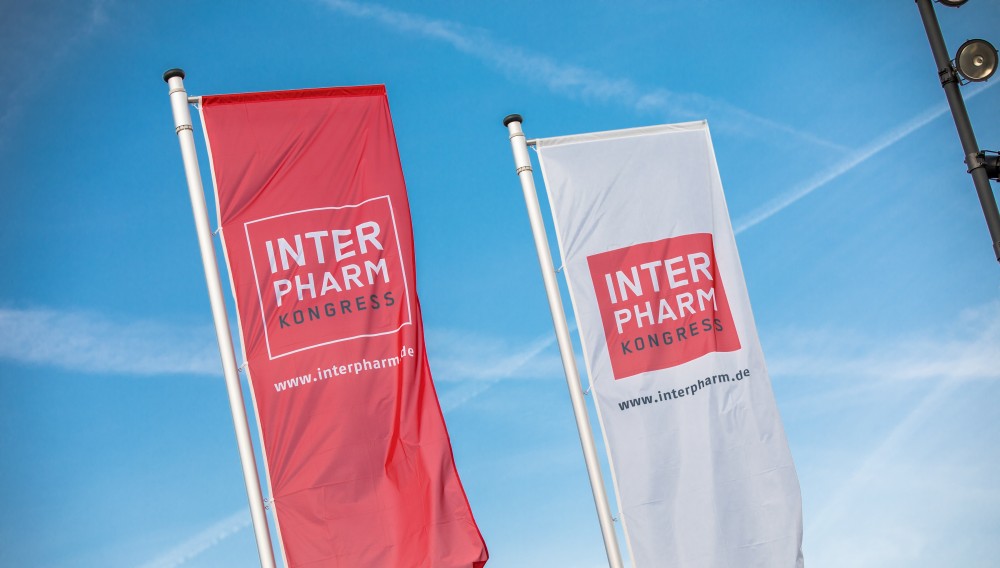 Die INTERPHARM-Fahnen wehen dieses Jahr zum ersten Mal in Bonn. 