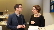 FDP-Kandidat und DocMorris-Mitarbeiter Jörg Berens besuchte am gestrigen Mittwoch die Apotheke von Kammerpräsidentin Gabriele Regina Overwiening. (Foto: AKWL)
