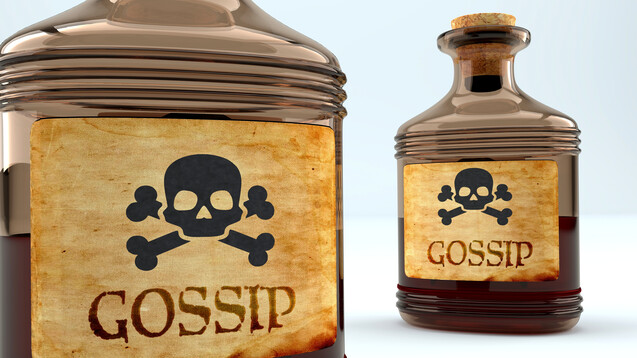 Im Englischen „Gossip“ im Deutschen „Tratsch“ – wo gelästert wird, kann sich die Arbeitsatmosphäre schnell vergiftet anfühlen. (Foto: GoodIdeas / stock.adobe.com)